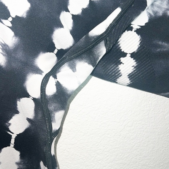 PINK Victoria’s Secret Seamless Black And White Tie Dye Leggings - Picture 3 of 10